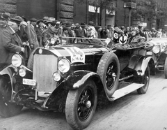 Magyarország, Budapest V., Ferenciek tere (Apponyi tér), hátul a Veres Pálné utca torkolata. Magyar Túraút, Mercedes túraautó a rajtnál. , 1927, Saly Noémi, német gyártmány, Mercedes-márka, automobil, Budapest, Fortepan #15097