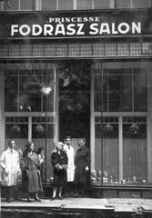 Hungary, Budapest V., Petőfi Sándor utca 16. "Princesse" fodrászszalon., 1932, Saly Noémi, fashion, sign-board, tableau, women, men, store display, hairdresser, fur coat, overall, Budapest, Fortepan #15099