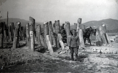 Románia,Erdély, román harckocsi akadály. A felvétel a magyar csapatok bevonulása idején készült., 1940, Varga Csaba dr., egyenruha, katona, harckocsi akadály, Fortepan #150991