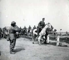 Románia,Erdély, Sárköz, a felvétel a magyar csapatok bevonulása idején készült., 1940, Varga Csaba dr., egyenruha, rohamsisak, katona, Krupp Protze, Fortepan #150996