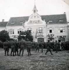 Románia,Erdély, Szászrégen, Piaţa Petru Maior (ekkor Horthy Miklós tér), Városháza. A felvétel a magyar csapatok bevonulása idején készült., 1940, Varga Csaba dr., területgyarapodás, Fortepan #151026