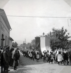 Románia,Erdély, Csíkszereda, a mai Piața Majláth Gusztáv Károly területe a Strada Petőfi Sándor felől nézve, a távolban a görögkatolikus (később ortodox) templom tornya látszik. A felvétel a magyar csapatok bevonulása idején készült., 1940, Varga Csaba dr., területgyarapodás, Fortepan #151033