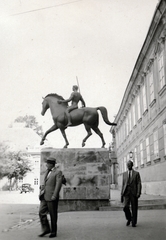 Magyarország, Székesfehérvár, Városház (Károly király) tér, szemben a Tízes huszárok szobra (Pátzay Pál, 1939.), jobbra a Városháza., 1940, Kőszegi Anna, szobor, lovas szobor, Fortepan #151094