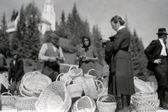 Románia,Erdély, Borszék, a háttérben fenn a katolikus templom., 1943, Kőszegi Anna, piac, kosár, Fortepan #151116