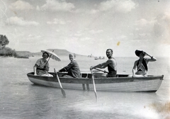 Hungary, Balatongyörök, háttérben a Badacsony., 1931, Kőszegi Anna, boat, holding a cap, paddling, sunshades, Fortepan #151130