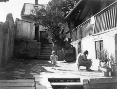 Hungary, Tabán, Budapest I., lakóház udvara., 1922, Saly Noémi, reading, stairs, woman, kid, Budapest, Fortepan #15114