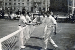 Magyarország, Budapest XI., osztrák - magyar teniszmérkőzés, Fadrusz utca, a BLKE teniszpályáján, háttérben a Fadrusz utca házai. Balra az osztrák csapat tagjai Rolf Kinzl és Heinrich Eifermann, jobbra a magyarok Bánó Lehel és Jacobi Roland., 1932, Kőszegi Anna, tenisz, Budapest, kézfogás, fehér ruha, Fortepan #151150