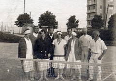 Magyarország, Budapest XI., Fadrusz utca, a BLKE teniszpályája, háttérben a Bartók Béla (Horthy Miklós) út 76. számú ház. A BLKE-BSE csapat tagjai., 1932, Kőszegi Anna, tenisz, Budapest, Fortepan #151153