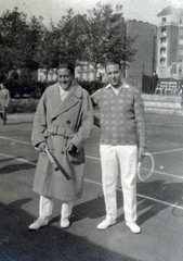 Magyarország, Budapest XI., Fadrusz utca, a BLKE teniszpályája, háttérben a Fadrusz utca házai. Kehrling Béla és Takács Imre teniszezők., 1930, Kőszegi Anna, tenisz, Budapest, Fortepan #151154