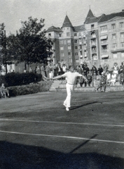 Magyarország, Budapest XI., Fadrusz utca, a BLKE teniszpályája, háttérben a Fadrusz utca házai. Kehrling Béla teniszező., 1932, Kőszegi Anna, tenisz, Budapest, Fortepan #151155