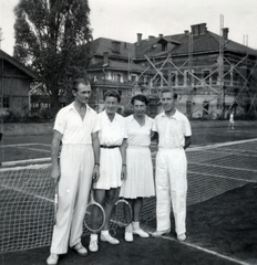 Magyarország, Diósgyőr, Miskolc, vasgyári teniszpályák., 1942, Kőszegi Anna, sport, szabadidő, csoportkép, tenisz, Fortepan #151165