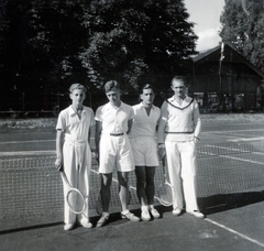 Magyarország, Diósgyőr, Miskolc, vasgyári teniszpályák., 1940, Kőszegi Anna, sport, szabadidő, csoportkép, tenisz, Fortepan #151184