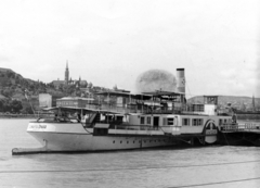 Magyarország, Budapest V., a Dunaföldvár oldalkerekes gőzhajó a Vigadó téri hajóállomásnál. Háttérben a Mátyás-templom., 1960, Erdős Ferenc, Dunaföldvár/Bácska/Venus hajó, Budapest, Fortepan #151232