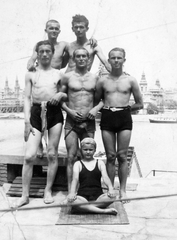 Hungary, Budapest I., Rudas gyógyfürdő tetőterasza, háttérben az Erzsébet híd pesti hídfője., 1932, Saly Noémi, bathing suit, tableau, men, girl, muscle, Budapest, cross-legged sitting, arms around shoulders, hold upper arms, half-naked, Fortepan #15130