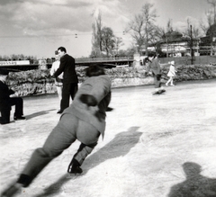 Magyarország, Városliget, Budapest XIV., Műjégpálya, háttérben a Városligeti-tó feletti híd és a millenniumi kiállításra készült Székesfővárosi pavilon., 1936, Halmosi Sándor, korcsolyázás, Budapest, Fortepan #151306