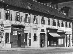 Magyarország, Budapest I., Apród utca 1-3, az épületben később a Semmelweis Orvostörténeti Múzeum alakították ki., 1930, Saly Noémi, borozó, múzeum, söröző, Maggi, Fried Mór, Budapest, napellenző, üzletportál, cipész, ablak, óra, kockakő, copf, kapu, emléktábla, Fortepan #15132