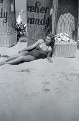 Hungary,Lake Balaton, Siófok, Strand., 1935, Halmosi Sándor, sunbathe, bathing suit, Dreher-brand, Fortepan #151326