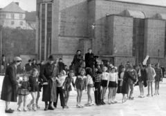 Hungary, Városmajor, Budapest XII., korcsolyapálya a BSE teniszpályáján. Háttérben a Jézus Szíve-templom., 1957, Halmosi Sándor, skating, ice skate, Budapest, Fortepan #151333