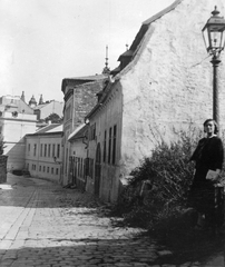 Hungary, Tabán, Budapest I., Hadnagy utca., 1932, Saly Noémi, street view, woman, cobblestones, gas lamp, Budapest, Fortepan #15134