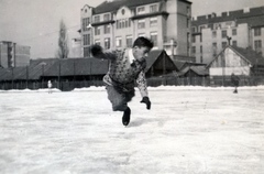 Magyarország, Budapest XI., télen felöntött teniszpályák a BEAC pálya, a mai Kőrösy József utca mellett. Háttérben a Váli utcai iskola., 1932, Halmosi Sándor, korcsolyázás, korcsolya, Budapest, Fortepan #151345