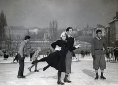 Magyarország, Budapest XI., Fadrusz utca, BLKE teniszpályák télen, háttérben a Villányi út (Szent Imre herceg útja) fölött a Gellérthegy oldala, jobb oldalon a Molnár C. Pál lejtő (Esze Tamás utca)., 1933, Halmosi Sándor, korcsolyázás, Budapest, egy lábon állni, Fortepan #151348