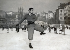 Magyarország, Budapest XI., Fadrusz utca, BLKE teniszpályák télen, háttérben a Villányi út (Szent Imre herceg útja) fölött a Gellérthegy oldala, jobb oldalon a Molnár C. Pál lejtő (Esze Tamás utca)., 1933, Halmosi Sándor, korcsolyázás, Budapest, egy lábon állni, Fortepan #151352