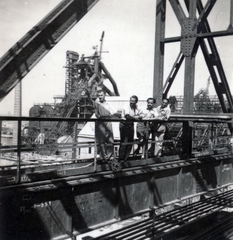 Magyarország, Dunaújváros, (Sztálinváros), Dunai Vasmű, a felvétel az érctér bakdaruján készült, háttérben az I. számú nagykohó., 1955, Bujdosó Géza, daru, férfiak, Fortepan #151396