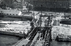 Magyarország, Budapest V., az újjáépülő Széchenyi Lánchíd pesti hídfője a Széchenyi István (Roosevelt) tér felé nézve., 1949, Bujdosó Géza, hídépítés, Budapest, függőhíd, Duna-híd, William Tierney Clark-terv, Fortepan #151417