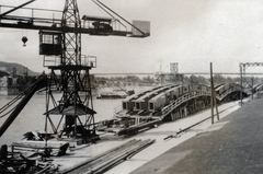 Magyarország, Budapest V., pesti alsó rakpart, a Margit híd újjáépítéséhez előkészített hídelemek., 1947, Bujdosó Géza, daru, hídépítés, Budapest, Fortepan #151419