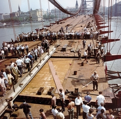 Magyarország, Budapest I., az Erzsébet híd építése, nézőközönség az utolsó pályaegység beemelésekor., 1964, Bujdosó Géza, színes, folyó, hídépítés, Duna, Budapest, Duna-híd, Sávoly Pál-terv, Fortepan #151436