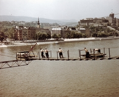 Magyarország, Budapest V.,Budapest I., az Erzsébet híd építése, az északi szerelőszőnyeg összeállítása a pesti hídfő irányából a Várkert (Groza Péter) rakpart házai és a budai Vár felé nézve., 1963, Bujdosó Géza, színes, hídépítés, Duna, Budapest, Fortepan #151439