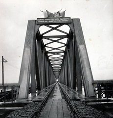 Magyarország, Komárom, a vasúti híd az újjáépítés utáni átadás alkalmával., 1954, Bujdosó Géza, vasúti híd, nemzeti jelkép, kétnyelvű felirat, Szikszay Gerő-terv, címer, Fortepan #151453