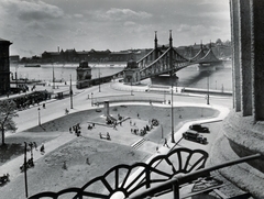 Magyarország, Budapest V., Fővám (Dimitrov) tér, szemben a Szabadság híd. A felvétel a 4. számú házból készült., 1954, Bujdosó Géza, Mező Sándor, folyó, Duna, Budapest, függőhíd, Duna-híd, Feketeházy János-terv, Fortepan #151454