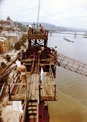 Magyarország, Budapest I., az Erzsébet híd építése, a budai kapuzat szerelése. Háttérben a Budavári Palota (korábban Királyi Palota) és a Széchenyi Lánchíd., 1963, Bujdosó Géza, színes, folyó, hídépítés, Duna, Budapest, Duna-híd, Sávoly Pál-terv, Fortepan #151455