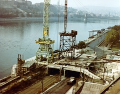 Hungary, Budapest V., az Erzsébet híd pesti hídfőjének építése. Háttérben a budai Vár és a Széchenyi Lánchíd., 1962, Bujdosó Géza, colorful, crane, bridge building, Budapest, Danube's shore, Fortepan #151461