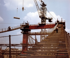 Magyarország, Budapest V., az Erzsébet híd építése, a pesti kapuzat a szerelőszönyegek összeállításakor., 1963, Bujdosó Géza, színes, folyó, hídépítés, Duna, Budapest, Duna-híd, Sávoly Pál-terv, Fortepan #151472