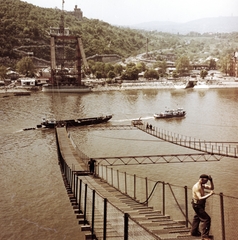 Magyarország, Budapest I., az Erzsébet híd építése, a szerelőszőnyegek összeállítása a pesti hídfőtől a budai kapuzat, a Tabán felé nézve., 1963, Bujdosó Géza, színes, folyó, hídépítés, minaret, Duna, Budapest, Duna-híd, Sávoly Pál-terv, Fortepan #151475