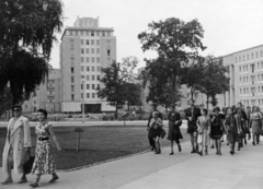 Germany, Berlin, Kelet-Berlin, Weberwiese, magasház (Hochhaus an der Weberwiese)., 1958, Geréb Anna, GDR, East-Berlin, building, street view, kids, Fortepan #151484