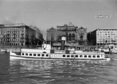 Magyarország, Budapest V., a III. (3) számú csavargőzös a Dunán, háttérben a Vigadó (Molotov) tér épületei., 1954, Erdős Ferenc, hajó, Budapest, III.  hajó, Fortepan #151500