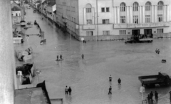 Romania,Transylvania, Satu Mare, Bulevardul Vasile Lucaciu, balra a Bulevardul Traian. Szemben a Megyei Múzeum. A felvétel az 1970. május 14-én történt árvízi katasztrófa után készült., 1970, Zajh Ferenc, flood, Fortepan #151506