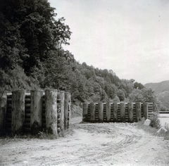 Románia,Erdély, Gyergyótölgyes, Tölgyesi-szoros, útakadály a Kis-Beszterce folyó melletti úton., 1940, Gali, útakadály, harckocsi akadály, Fortepan #151585