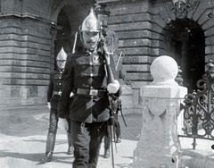 Magyarország, budai Vár, Budapest I., Királyi Palota (később Budavári Palota), Oroszlános Kapu a főőrségi épület felől nézve., 1933, Gali, testőr, díszőrség, Budapest, Fortepan #151590