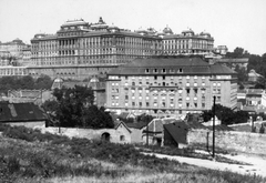 Magyarország, Tabán, Budapest I., Holdvilág utca, háttérben a Bethlen-udvar és a Királyi Palota (később Budavári Palota)., 1933, Saly Noémi, Budapest, Fortepan #15169