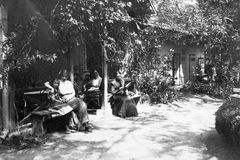 Hungary, Pécel, egy ház udvara., 1917, Saly Noémi, yard, women, genre painting, furniture, girl, bench, porch, Fortepan #15175