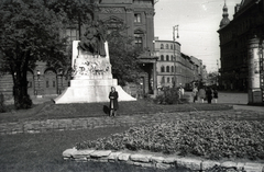 Magyarország, Budapest VIII., Blaha Lujza tér, Tinódi Lantos Sebestyén szobra (Bezerédi Gyula, 1907.), mögötte a Nemzeti Színház, háttérben a Népszínház utca., 1938, Ebner, emlékmű, Budapest, Tinódi Lantos Sebestyén-ábrázolás, Bezerédi Gyula-terv, Fortepan #151826