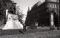 Magyarország, Budapest VIII., Blaha Lujza tér, Tinódi Lantos Sebestyén szobra (Bezerédi Gyula, 1907.), mögötte a Nemzeti Színház, háttérben a Népszínház utca., 1938, Ebner, emlékmű, villamos, hirdetőoszlop, Budapest, Tinódi Lantos Sebestyén-ábrázolás, Bezerédi Gyula-terv, Fortepan #151827