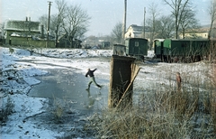 Magyarország, Som, balra a Daránypusztai vasúti őrház, jobbra a Kompozíció Illóolaj és Vegyészeti Gyár daránypusztai telepe., 1968, Ebner, színes, korcsolyázás, lakókocsi, jégpálya, Fortepan #151829