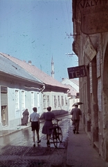 Magyarország, Eger, Dobó István utca, háttérben a Minaret., 1939, Ebner, színes, cégér, háttal, tejbolt, kerékpár, Fortepan #151836