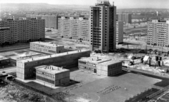 Magyarország, Budapest XI., előtérben a Mérnök utcai Általános Iskola (később Gábor Dénes Főiskola), távolabb az épülő Fejér Lipót utcai toronyház, az Etele (Szakasits Árpád) út felé nézve., 1968, Kecskés András, építkezés, lakótelep, panelház, torna, Budapest, Fortepan #151844