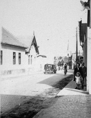 Magyarország, Budakalász, Budai út a Batsányi János utca felől nézve, háttérben az Ady Endre utcánál a Szent Kereszt Felmagasztalása templom., 1923, Saly Noémi, közlekedés, templom, utcakép, életkép, automobil, kerékpár, Fortepan #15185